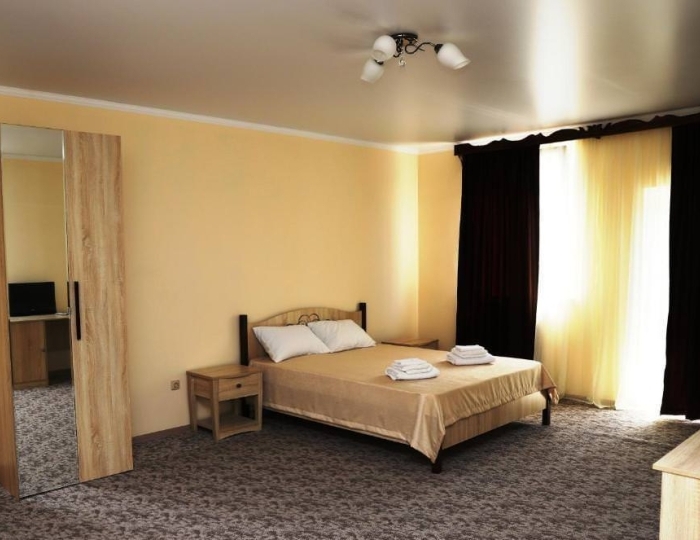 Номер комфорт улучшенный с 1 односпальной и 1 двуспальной кроватью - Отель «На Садовой» Сухум