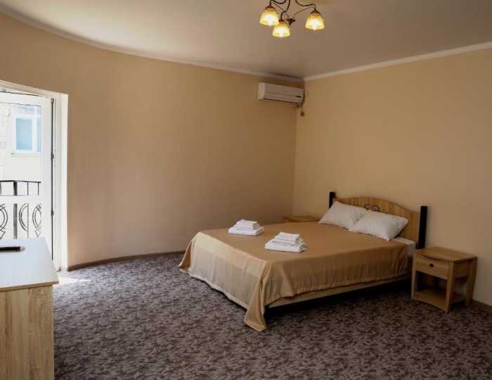 Номер комфорт улучшенный с 1 односпальной и 1 двуспальной кроватью - Отель «На Садовой» Сухум