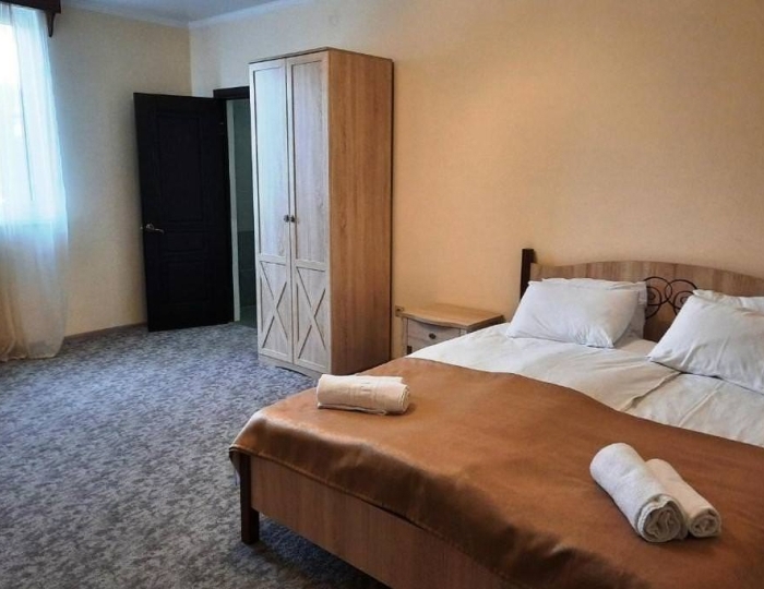 Номер комфорт с 1 односпальной и 1 двуспальной кроватью - Отель «На Садовой» Сухум