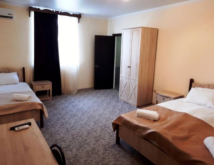 Номер комфорт с 1 односпальной и 1 двуспальной кроватью - Отель «На Садовой» Сухум
