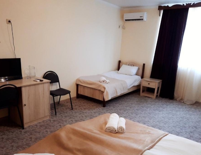 Номер стандарт семейный с 2 односпальными и 1 двуспальной кроватью - Отель «На Садовой» Сухум