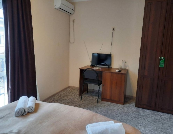 Номер стандарт семейный с 2 односпальными и 1 двуспальной кроватью - Отель «На Садовой» Сухум